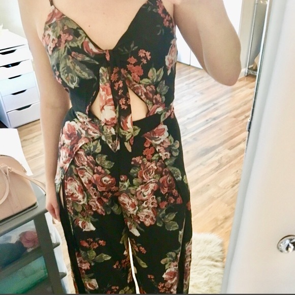 Floral wide jump suit. ONLY 1 LEFT ‼️ - Picture 6 of 7